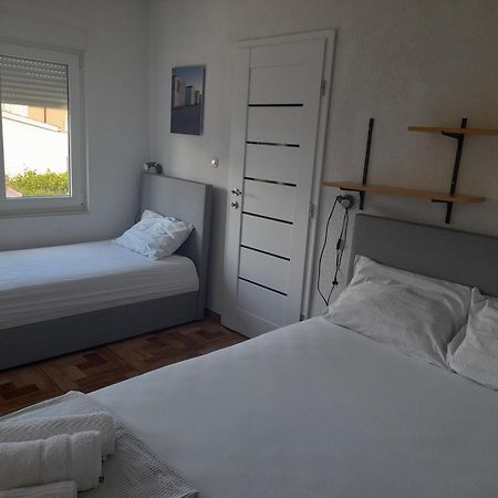 Apartments Malou Baska Voda Ruang foto