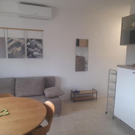 Apartments Malou Baska Voda Ruang foto