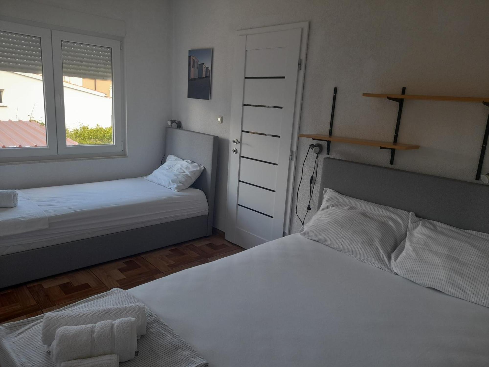 Apartments Malou Baska Voda Ruang foto